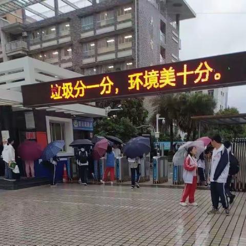 李达中学家长志愿者牵手斑马线，风雨无阻“护苗”上学