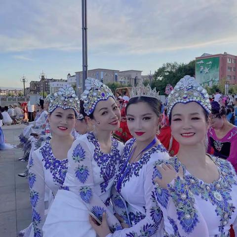 退休不应该是生活停滞，而是“新”的开始。荣华欢乐颂老年大学文景西社区新疆舞来了啦！