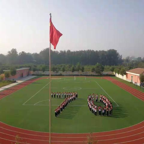 开发区东张庄小学庆祝建国七十周年         “我和祖国同框"主题队会