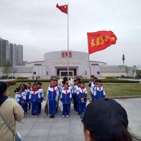 清明节缅怀先烈 长堽集小学