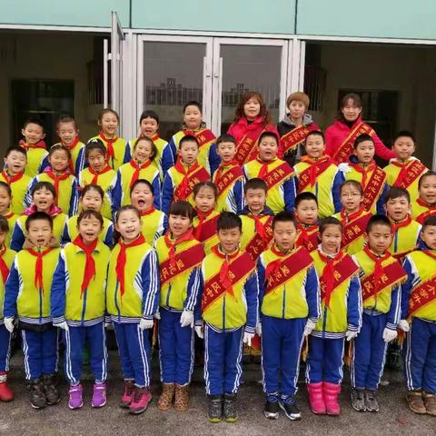 中心小学二(4)中队“绿满校园，从我做起”主题升旗仪式！