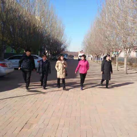 科右中旗人民政府副旗长张佳慧和教育局副局长包贺林光临巴扎拉嘎中心校检查指导“道德银行”运行情况