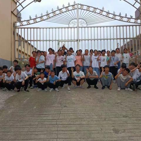 在离别中相聚，在相聚中成长——师岗镇第一初级中学八五班开展活动话离别