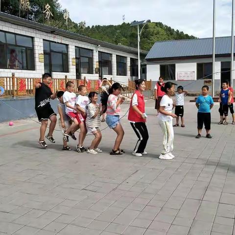 滦平县偏道子村童心港湾开展《快乐体育 快乐一夏》主题志愿活动