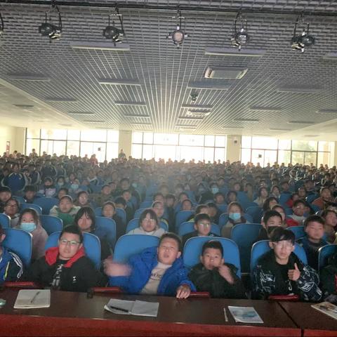安师大肥东附属学校组织七年级学生观看电影《夺冠》