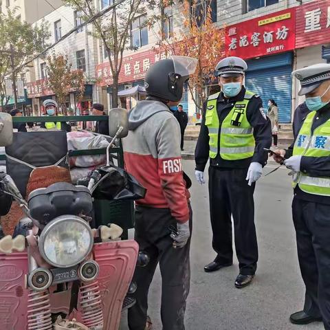 交警二大队全员上路徒步巡逻集中整治城市乱象