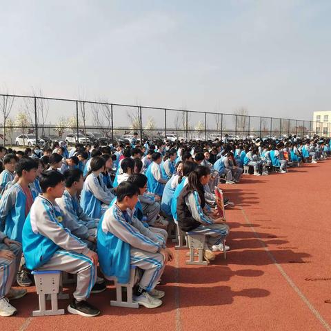 郾城区龙城二中：精彩趣味运动会，师生共庆三八节