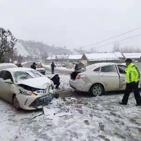 靓丽雪“警”        为您保驾护航——迁西交警雪天执勤保畅通