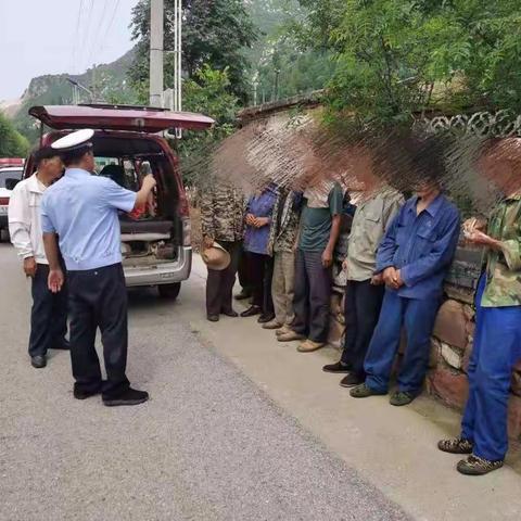 迁西交警查处一起面包车超员违法行为