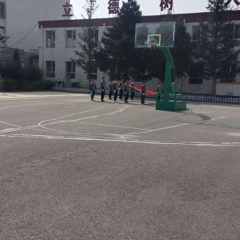 东关小学升旗仪式——养成良好的生活、行为、学习习惯