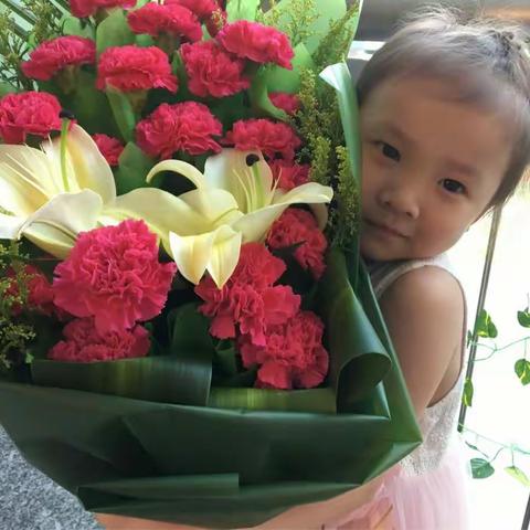 可爱的小孙女去医院看他的爸爸