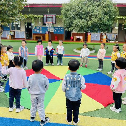 天华幼儿园小一班户外活动《好玩的彩虹伞》