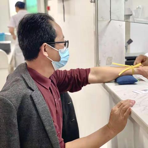 今天,一批医务工作者集体涌入这里纷纷献血浆，发生了什么大事？