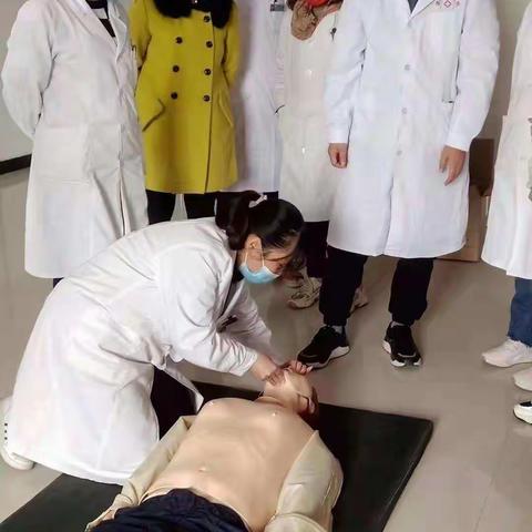 大练兵，强本领。我院组织全体职工参加急救培训
