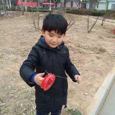 阳春三月，和妈妈一起放风筝