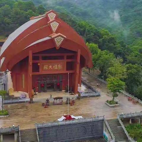 五指山市水满乡中外游客载歌载舞 共庆黎苗传统节日"三月三"