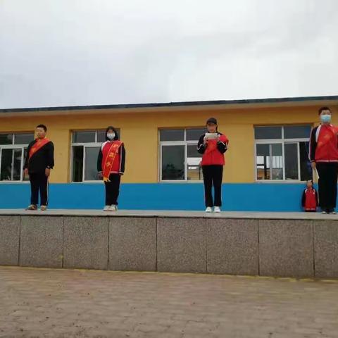 贾官营小学周一升旗仪式