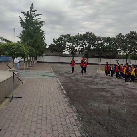 “今天我入队，争做好队员”——贾官营小学新队员入队仪式