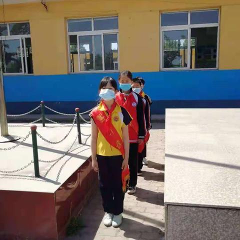贾官营小学周一升旗仪式