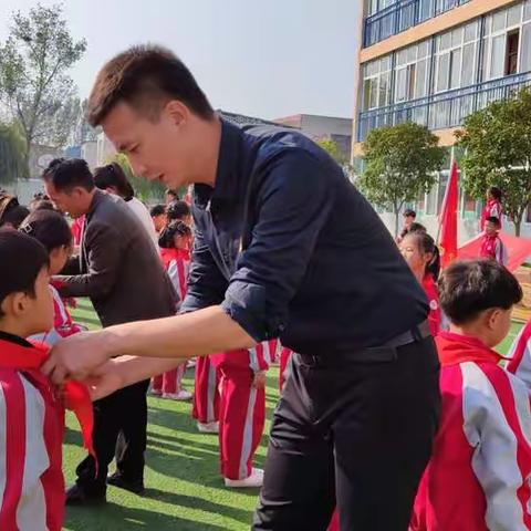 童心向党，快乐成长--郾城区第二实验小学北校区举行一年级少先队入队仪式