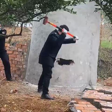 持续依法拆除违法建设，打好拆违控违持久战