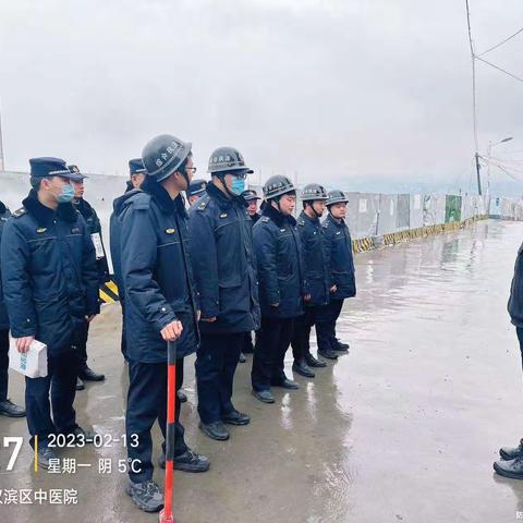 依法拆除违法建筑，坚决遏制乱搭乱建