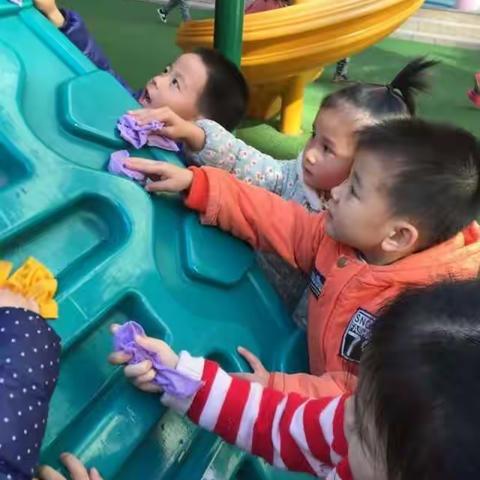 陆川县第二幼儿园开展“学雷锋，从我做起”活动