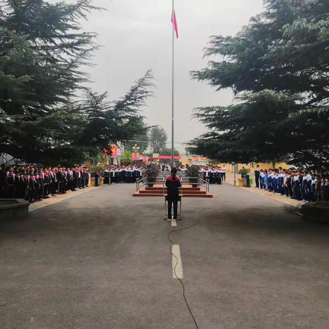 “传承红色基因，抒发爱国热情”——瓦岗一中举行国庆节“向国旗敬礼”系列活动