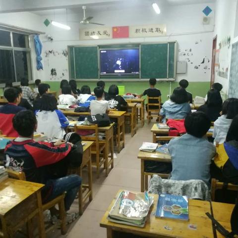木头凳初级中学“5.12防灾减灾”教育专题活动——观看《惊天动地》专题影片