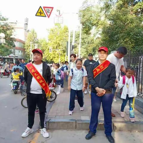 可爱的家人为孩子们保驾护航