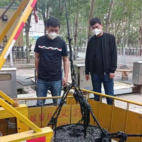 兴华雨水泵站汛期前泵池清淤