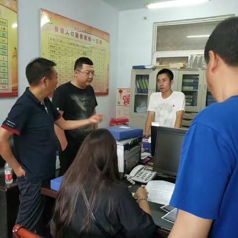 区金融扶贫服务中心对金融扶贫档案进行督导检查