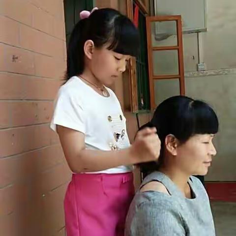 2019陈村小学的孩子为母亲撑起一片天空