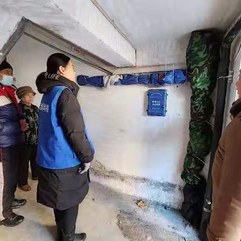 网格传民诉  暖心门帘抗严寒