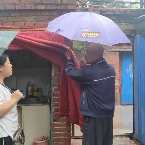 冒雨排查民居    确保居民安全防汛