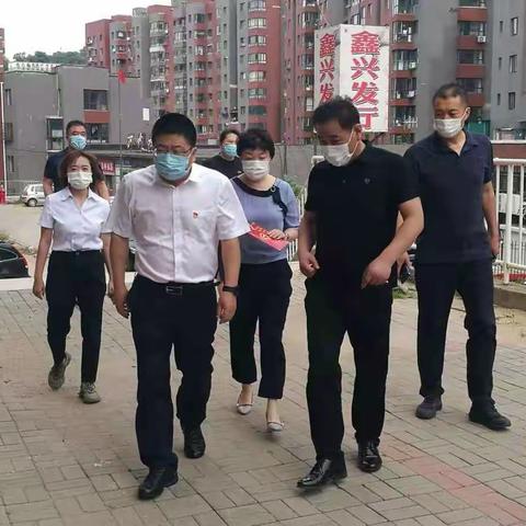 东洲区委书记张玉良同志看望龙凤街道兴龙社区建国前老党员张秀英