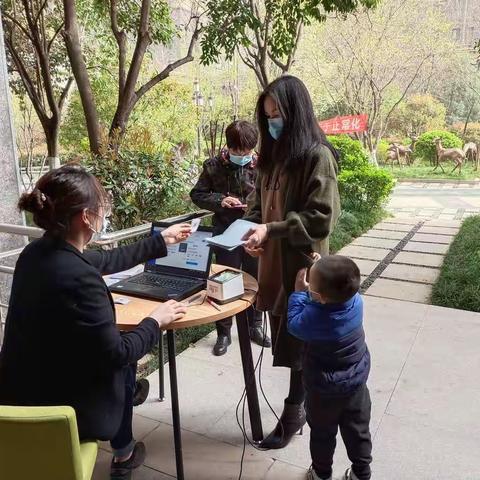 万达公馆小区工作站楼栋长在行动