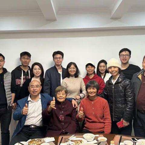 人逢喜事精神爽，心情愉快幸福来。每次聚会时间短，期待下次又来玩。