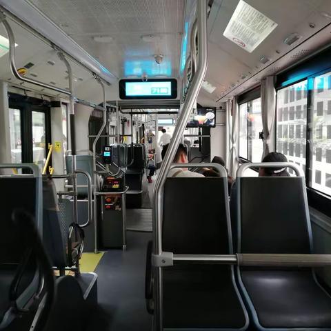 2018.6.10中午从延安东路外滩~申昆路往返体验中运量(71路)感受…