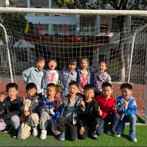 不负绿茵，悦动精彩童年                              ^_^^_^^_^135班足球赛集锦