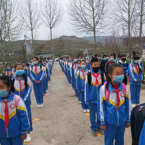 久违的校园洒满了温暖的阳光！