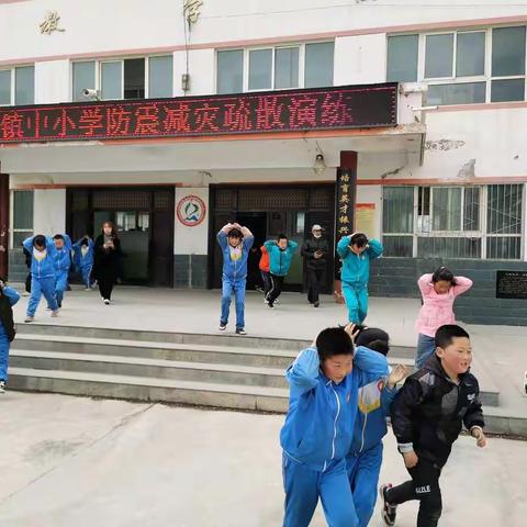 安全高于一切，责任重于泰山--                                       大门镇中心小学地震安全疏散演练纪实