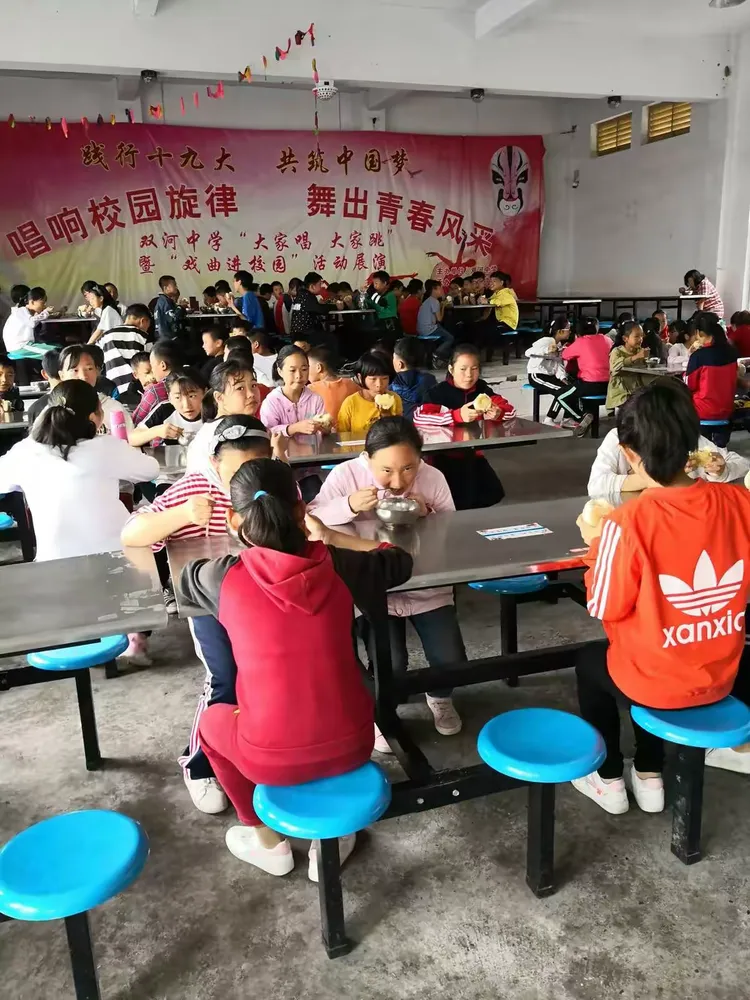 双河中学:文明餐桌进学校 节约美德记心间