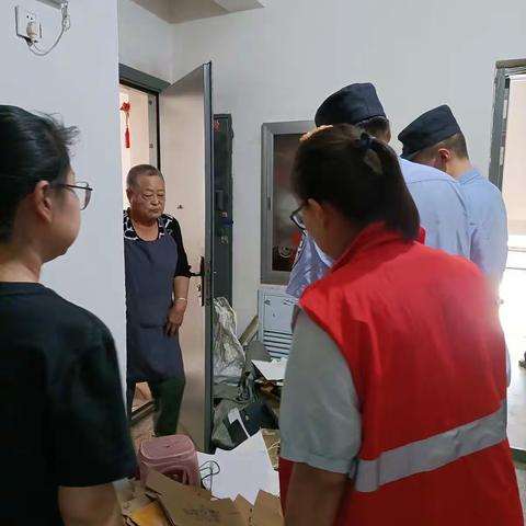 【我为群众办实事】凤凰岭街道墨香梨园社区联合管片民警、物业公司对亿信小区楼道乱堆乱放展开专项整治活动