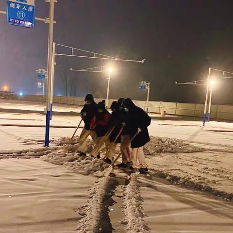 考场积极清扫积雪  为学员考试保驾护航