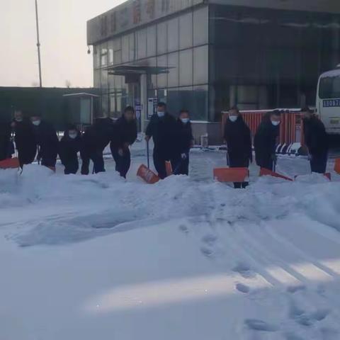 唐山市古冶机动车驾驶人考试场员工清理场地积雪