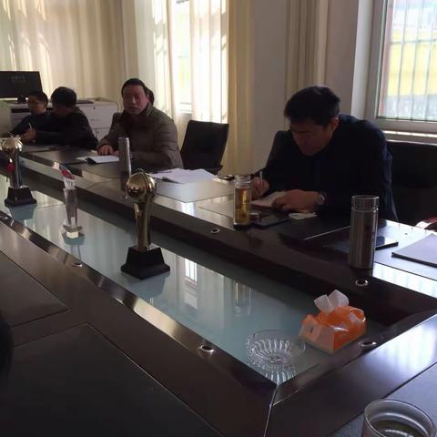 五峰中学教务处组织开展英语数学交流研讨会