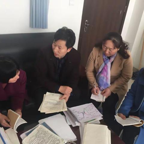     区教研室刘广顺主任到五峰中学进行物理学科组教研示范调研