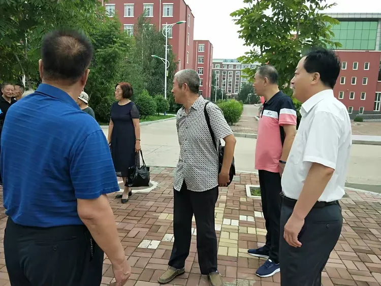 夕阳有幸青山顶 一抹斜红不肯无 宾县一中1966届高中毕业生暨老高三