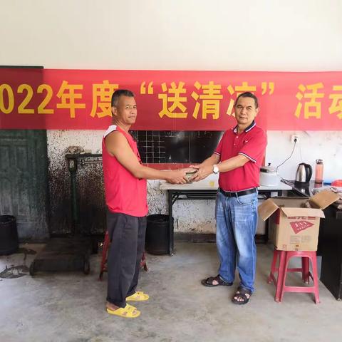 海胶集团长征分公司工会开展“送清凉”活动